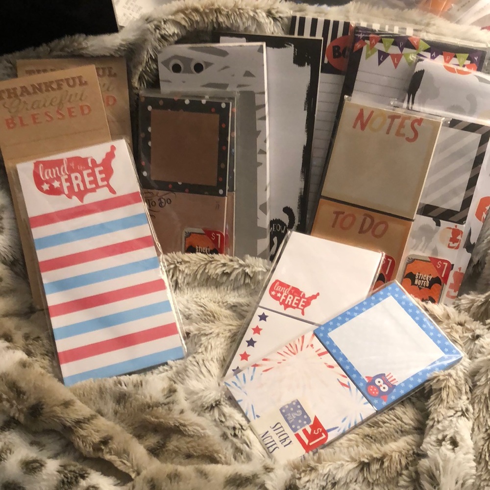 Assorted bundle of Holiday theme list pads&notes